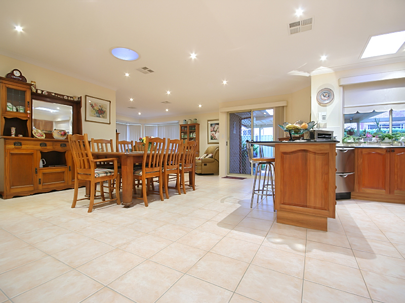 SUPERBLY PRESENTED Picture 2