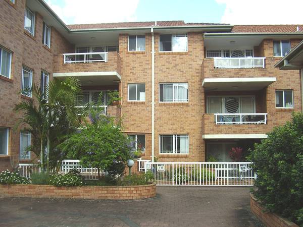 SPACIOUS TOP FLOOR UNIT Picture 1