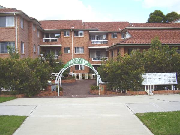 SPACIOUS TOP FLOOR UNIT Picture 2