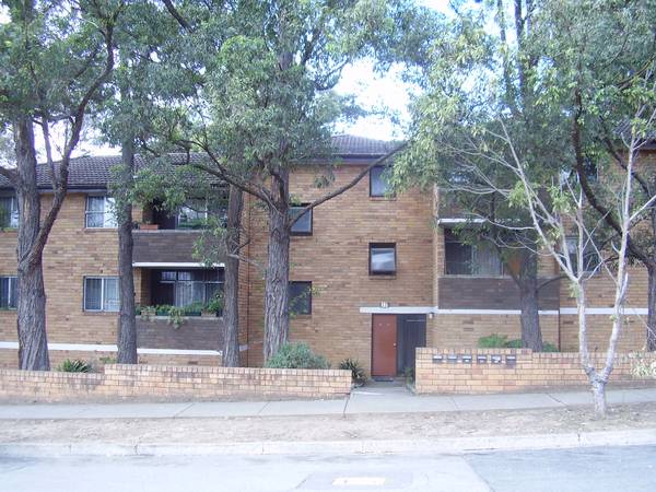 TOP FLOOR- SHORT WALK TO STATION Picture 1