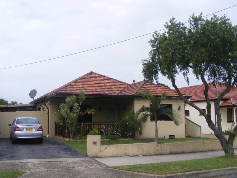 Stroll to station & shops Picture 1