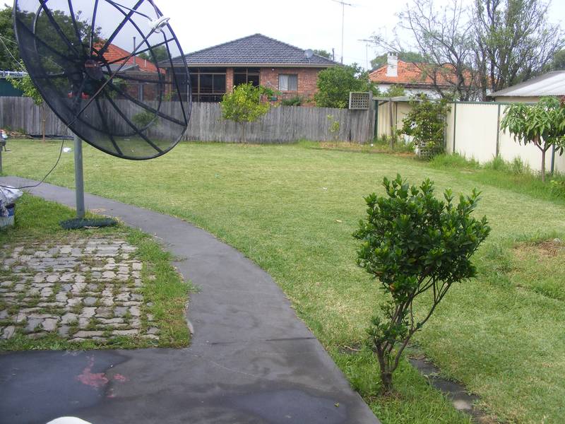 Stroll to station & shops Picture 3