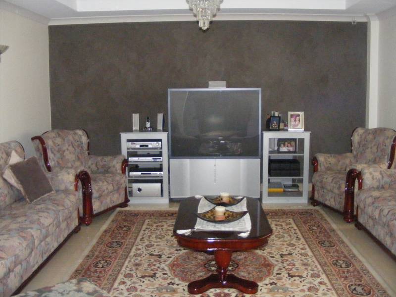 Stunning & lavish home set in a
dress circle luxury homes Picture 2