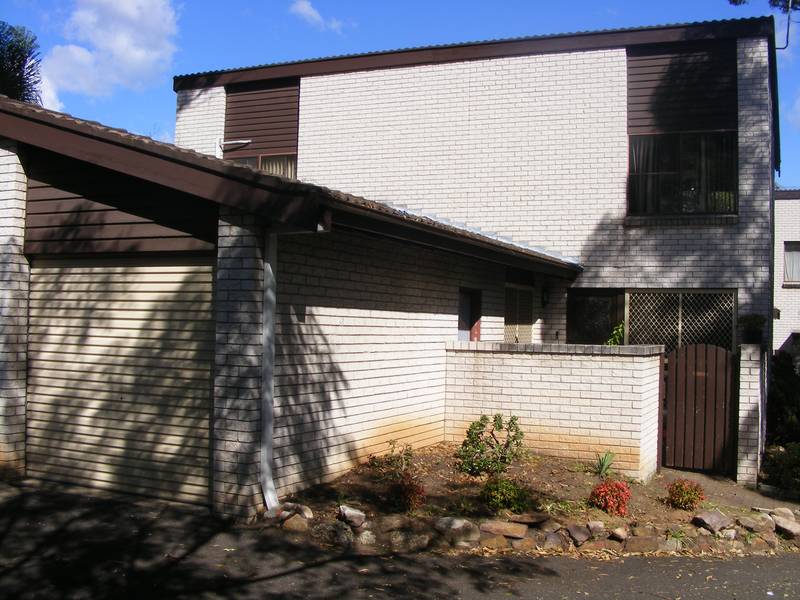 FAMILY SIZE TOWN HOUSE Picture 1