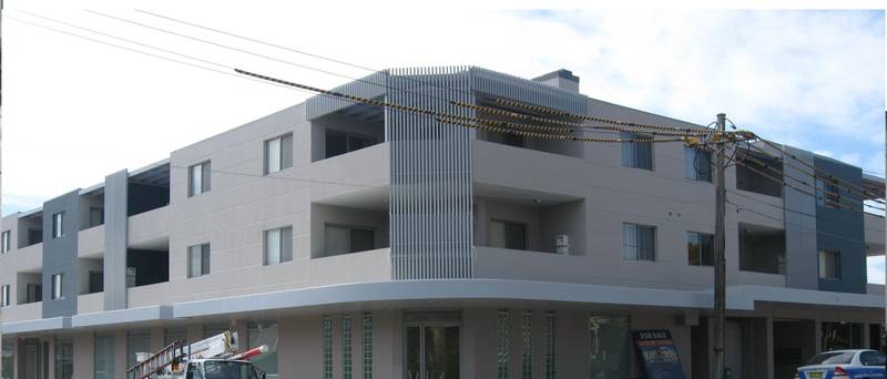 NEAR NEW LUXURY LIVING Picture 1