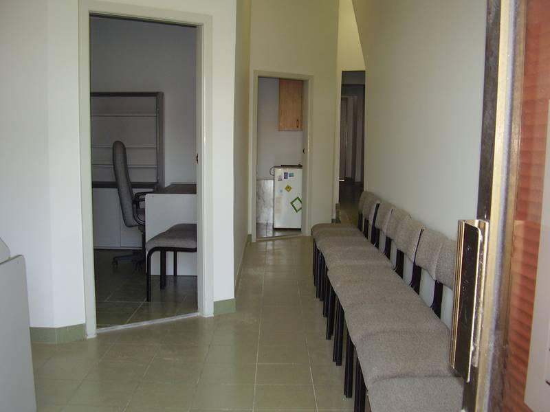 DOCTOR or DENTAL SURGERY FOR LEASE Picture 3
