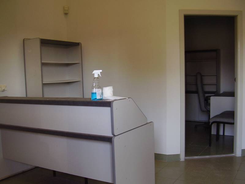 DOCTOR or DENTAL SURGERY FOR LEASE Picture 2