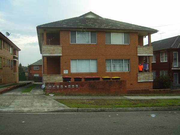 BARGAIN HUNTERS Picture 1