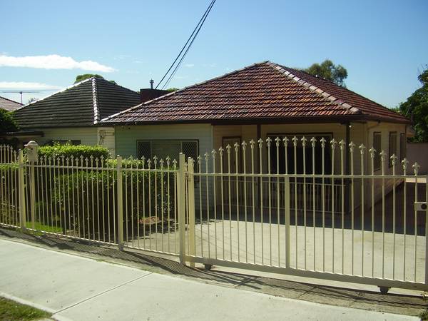 MODERN & AFFORDABLE ! ! Picture 1