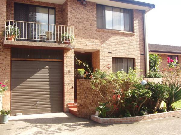 SPACIOUS TOWNHOUSE Picture 1