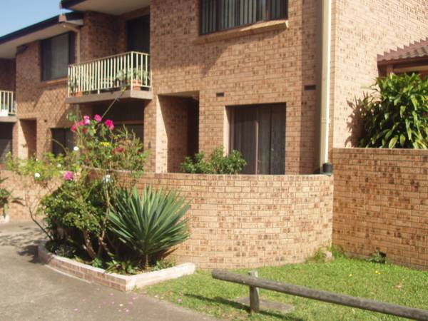 SPACIOUS TOWNHOUSE Picture 2