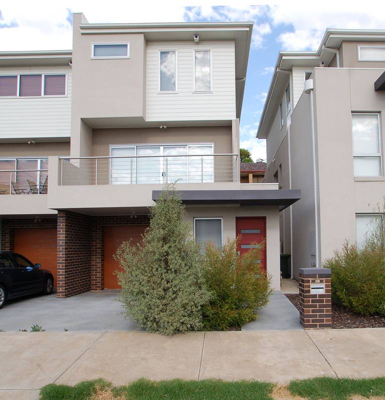 Tri Level Townhouse In Superb Location Picture 1