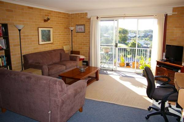 LOOKING TO DOWNSIZE? Picture 1