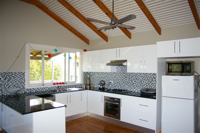 STYLISH COASTAL LIVING WITH LOVELY VIEWS Picture 2