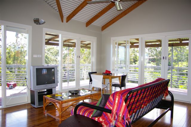 STYLISH COASTAL LIVING WITH LOVELY VIEWS Picture 3