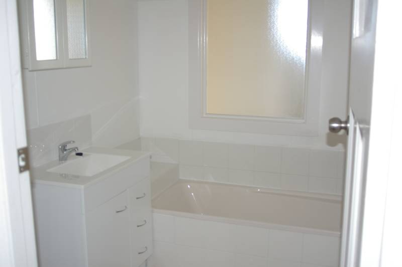 Four Bedroom House on Eastern Side of Town Picture 3