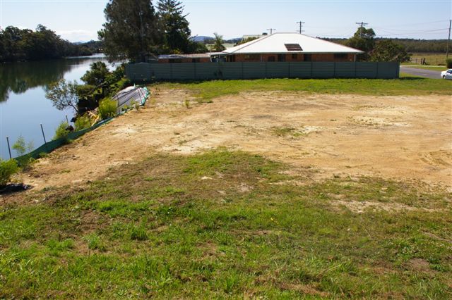 ON THE WATER FRONT Picture 3