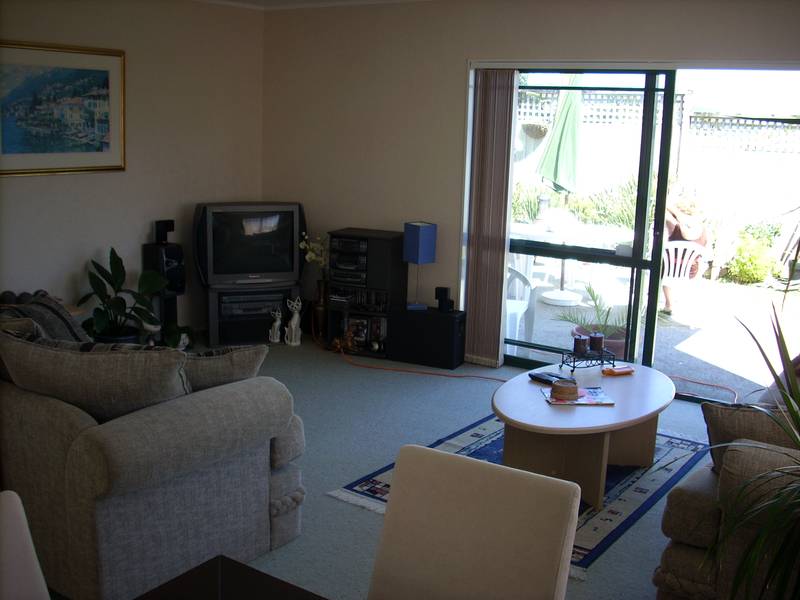COSY, COMFORTABLE FAMILY HOME Picture 3