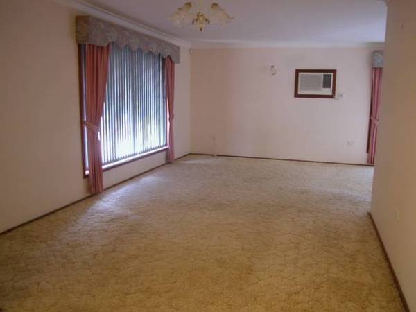 3 Bedrooms, 5 Acres & Storage! Picture 2