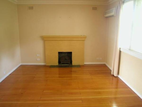 Freshly painted large 4 bedroom home, Ensuite plus More! Picture 2