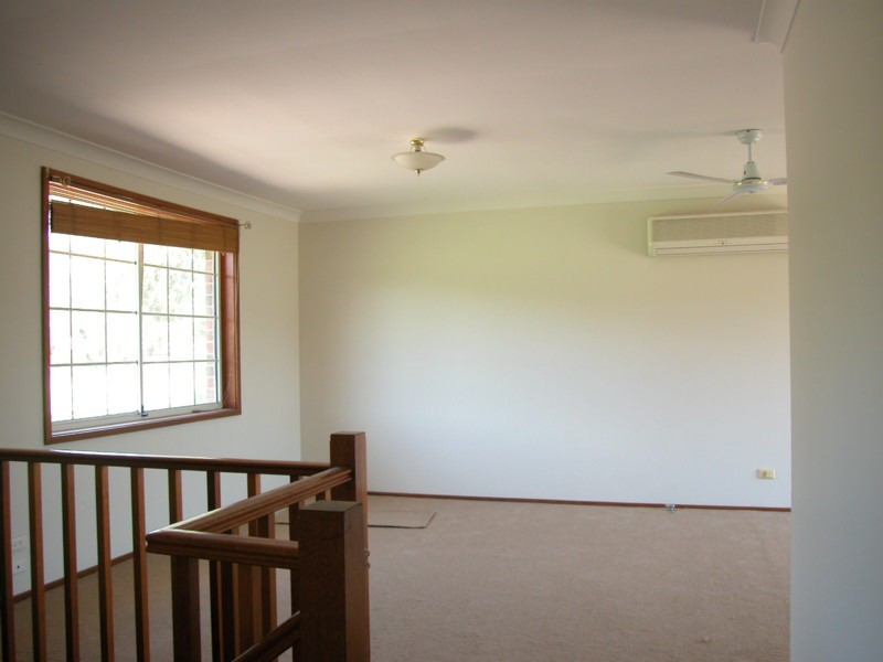 Freshly Paint 3 bedroom, 5 Acres, Large Shed..... Picture 2