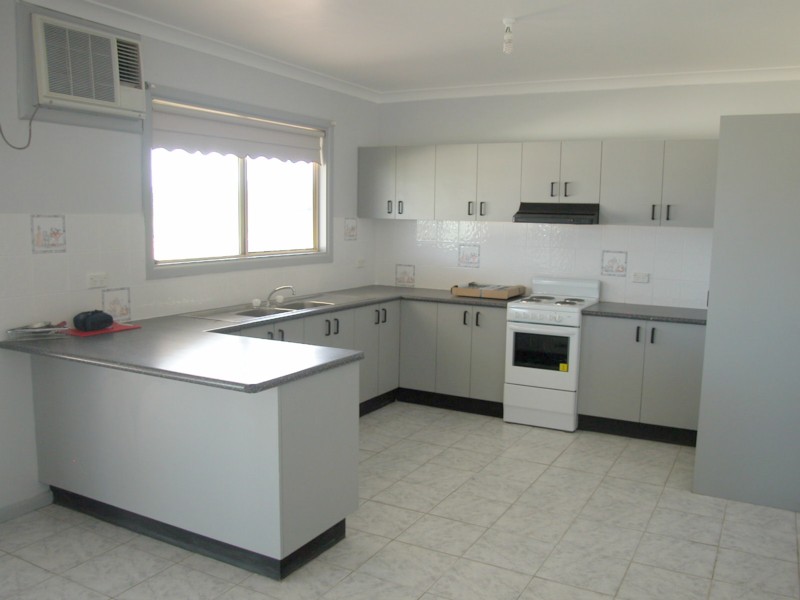 Well Presented 3 Bedroom Family Home With Rural Aspect Picture