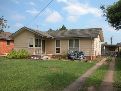 Neat & Tidy 3 Bedroom Home Close To All Amenities Picture
