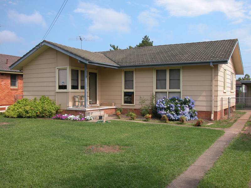 Neat & Tidy 3 Bedroom Home Close To All Amenities Picture 2