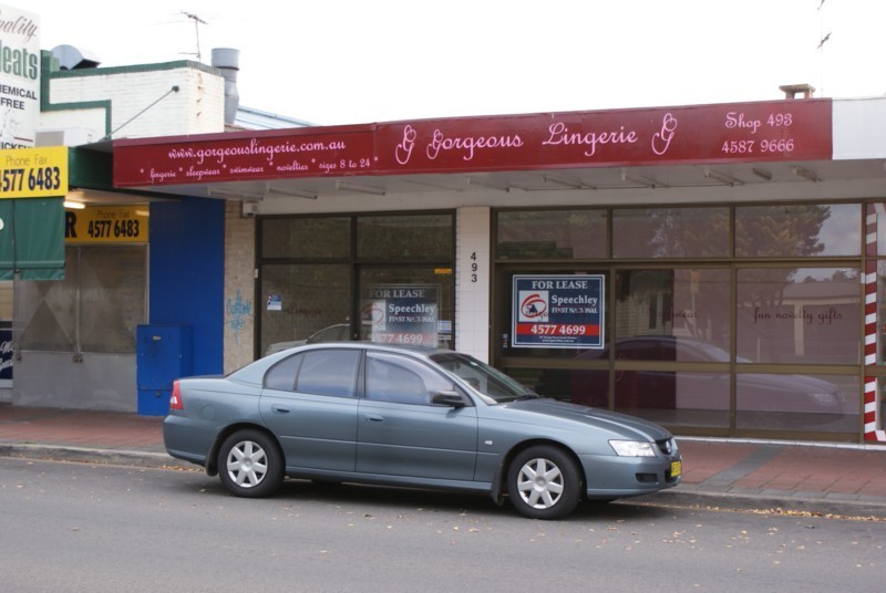 Retail shop with main street frontage Picture 1