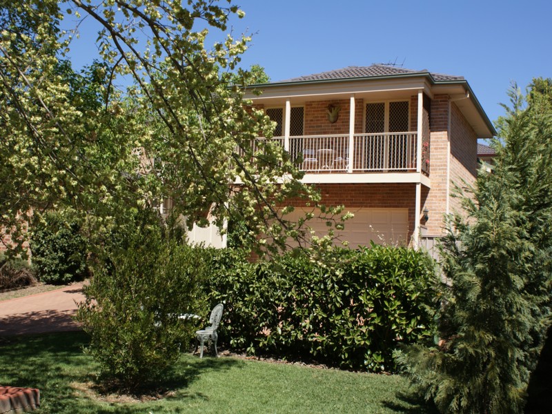 Walk to Windsor CBD and restaurant strip Picture 1