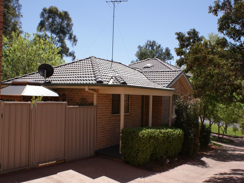 Walk to Windsor CBD and restaurant strip Picture 3