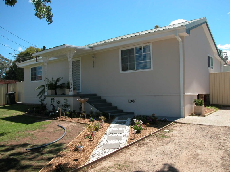 Walk to shops and school Picture 2