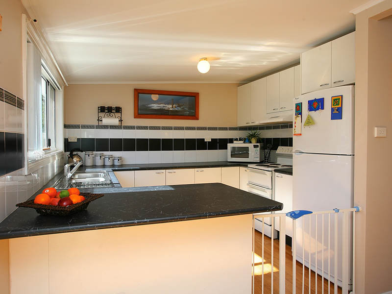 Walk to shops and school Picture 3