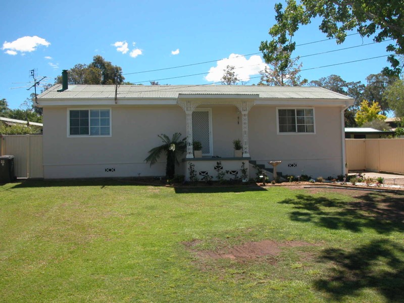 Walk to shops and school Picture 1