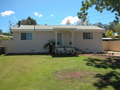 Walk to shops and school Picture