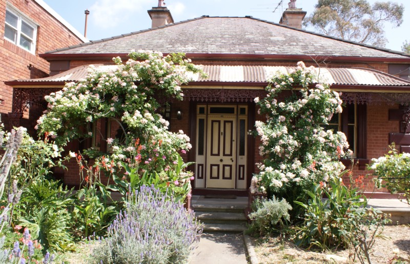 1900's Colonial style cottage Picture 1