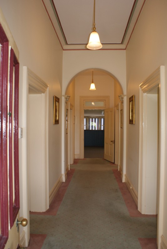 1900's Colonial style cottage Picture 3