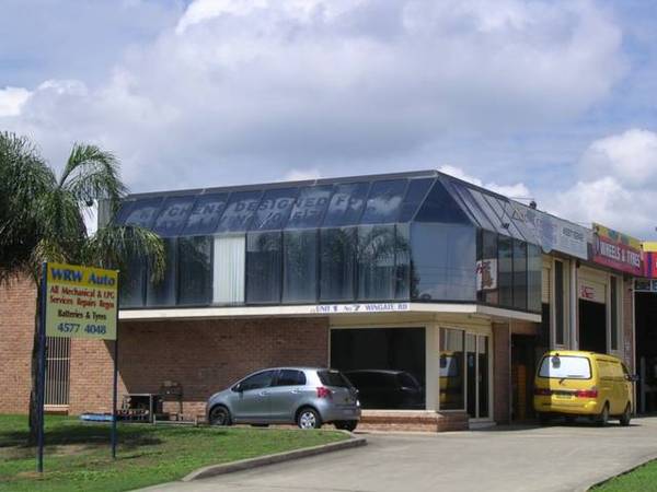 Warehouse/factory with mezzanine offices Picture 1
