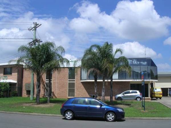 Warehouse/factory with mezzanine offices Picture 3