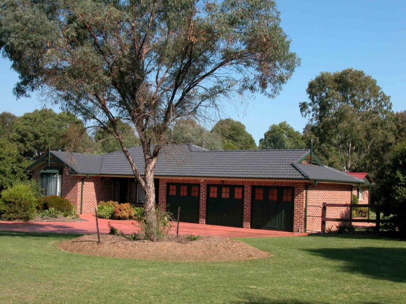 5 Bedrooms, 3 Bathrooms, 5 Garages Picture 2