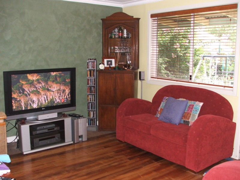 Well Presented 3 Bedroom Home With 6 Garages and 2 Carports!!! Picture 3