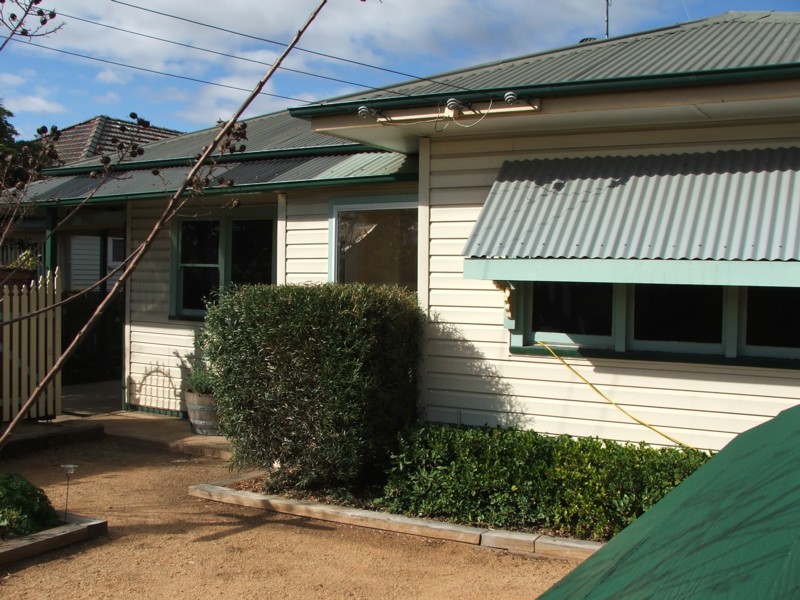 Well Presented 3 Bedroom Home With 6 Garages and 2 Carports!!! Picture 1