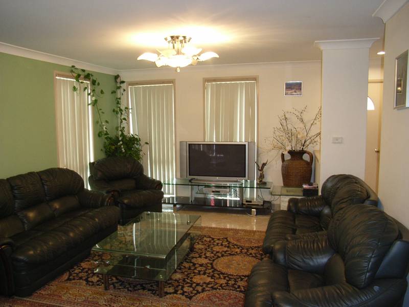LARGE 5 BEDROOM HOME Picture 2