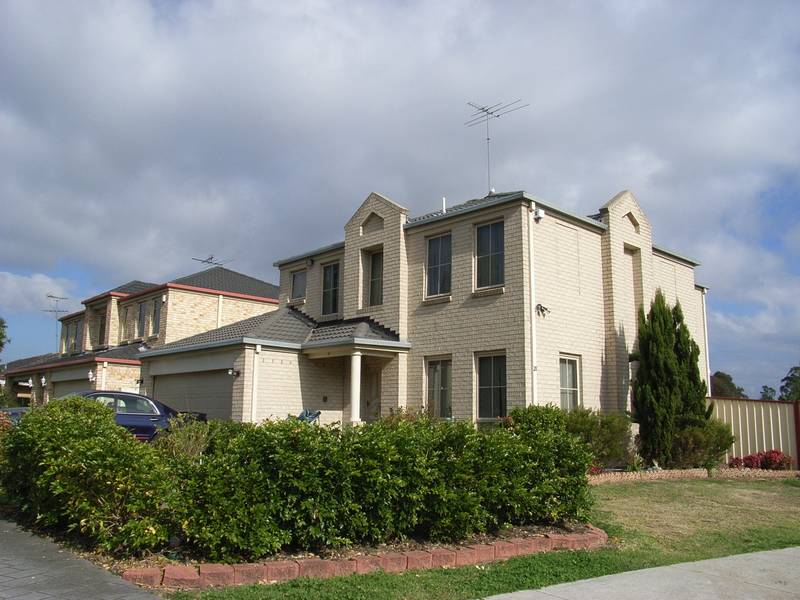 LARGE 5 BEDROOM HOME Picture 1