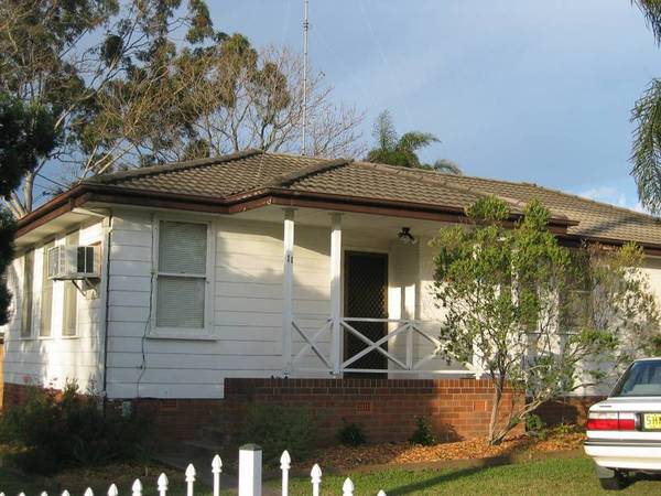 GOOD SIZE 4 BEDROOM HOM E- avail after 23/01/09 Picture 1