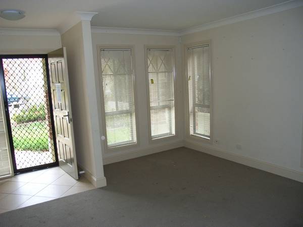 LARGE HOME - LOW MAINTENANCE Picture 2