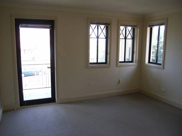 LARGE HOME - LOW MAINTENANCE Picture 3