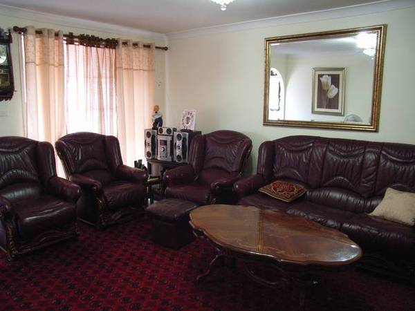 4 BEDROOMS CLOSE TO SCHOOLS AND SHOPS Picture