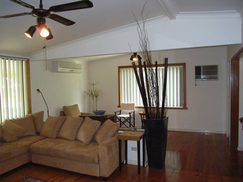 CHARMING COTTAGE STYLE HOME Picture 2