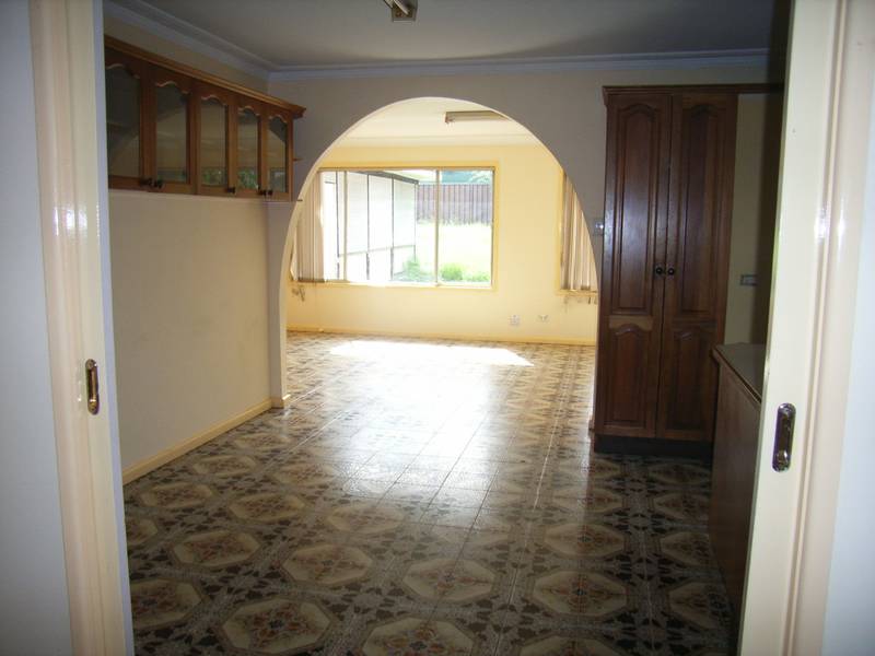 HUGE LIVING AREAS - 4 bedrooms Picture 3